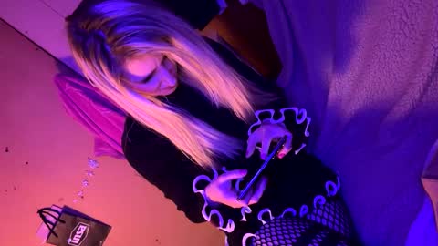 Snapshot of blondebellaaa3 chatting on 03/12/25, 07:17 Gia  online show from 03/12/25, 07:17