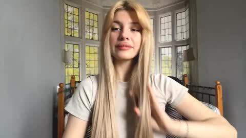 Snapshot of blondellgrubaugh chatting on 11/16/25, 07:25 Evelina online show from 11/16/25, 07:25