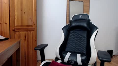 Snapshot of blondyelena chatting on 01/20/25, 08:41 blondyelena online show from 01/20/25, 08:41