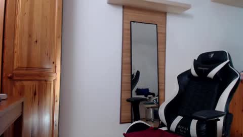 Snapshot of blondyelena chatting on 02/19/25, 08:22 blondyelena online show from 02/19/25, 08:22