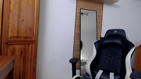 Snapshot of blondyelena chatting on 03/06/25, 09:03 blondyelena online show from 03/06/25, 09:03