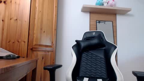 Snapshot of blondyelena chatting on 10/01/25, 08:31 blondyelena online show from 10/01/25, 08:31