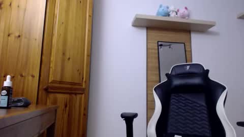 Snapshot of blondyelena chatting on 10/04/25, 07:39 blondyelena online show from 10/04/25, 07:39