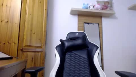 Snapshot of blondyelena chatting on 10/11/25, 08:02 blondyelena online show from 10/11/25, 08:02