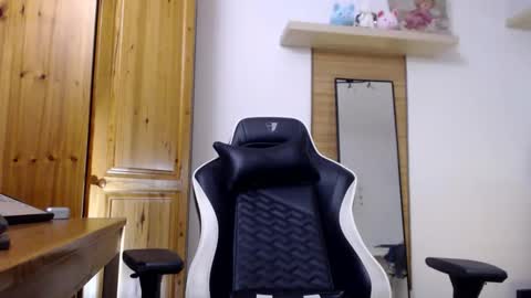 Snapshot of blondyelena chatting on 10/12/25, 07:29 blondyelena online show from 10/12/25, 07:29