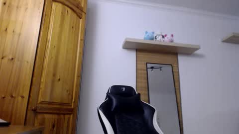 Snapshot of blondyelena chatting on 10/20/25, 06:03 blondyelena online show from 10/20/25, 06:03