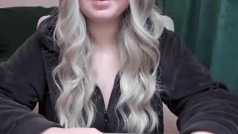 Snapshot of blondymargaret chatting on 12/17/25, 04:29 blondymargaret online show from 12/17/25, 04:29