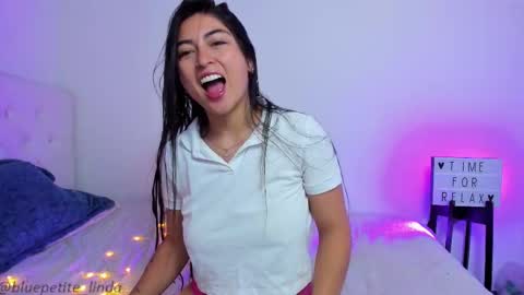 Snapshot of blue_petite chatting on 02/16/26, 02:02 Linda online show from 02/16/26, 02:02