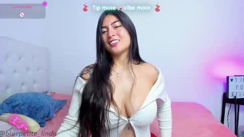 Snapshot of blue_petite chatting on 02/24/26, 07:23 Linda online show from 02/24/26, 07:23