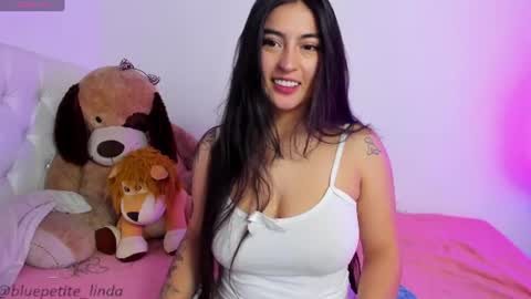 Snapshot of blue_petite chatting on 06/13/26, 02:37 Linda online show from 06/13/26, 02:37