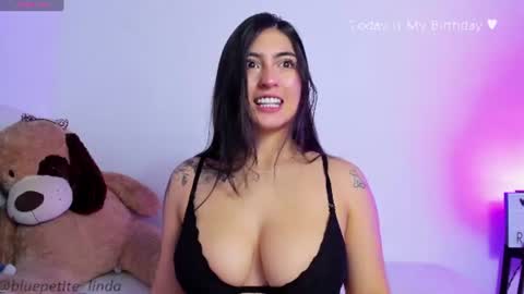 Snapshot of blue_petite chatting on 06/30/26, 03:24 Linda online show from 06/30/26, 03:24