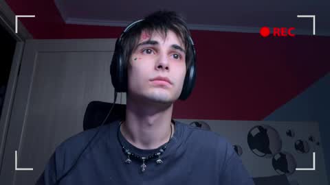 Snapshot of blue_w0rld chatting on 10/26/25, 02:12 SONNYVAN online show from 10/26/25, 02:12