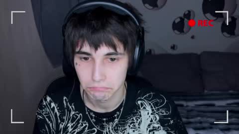 Snapshot of blue_w0rld chatting on 10/30/25, 02:29 SONNYVAN online show from 10/30/25, 02:29