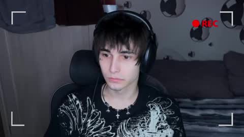 Snapshot of blue_w0rld chatting on 10/31/25, 12:06 SONNYVAN online show from 10/31/25, 12:06