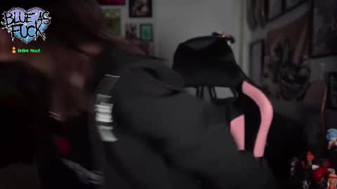 Blue online show from 10/08/25, 01:47