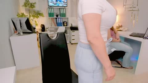 Snapshot of bluediamondsdreams chatting on 09/25/25, 02:32 bluediamondsdreams online show from 09/25/25, 02:32