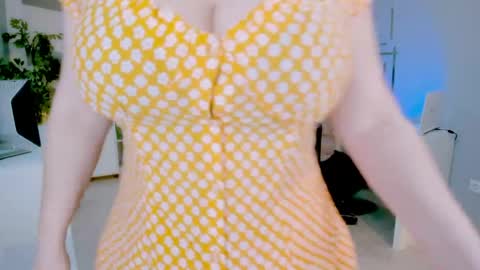 Snapshot of bluediamondsdreams chatting on 05/20/26, 11:27 bluediamondsdreams online show from 05/20/26, 11:27