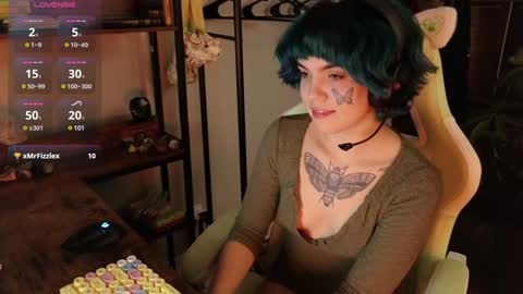 Snapshot of bluedweeb chatting on 12/13/24, 04:43 Blue online show from 12/13/24, 04:43