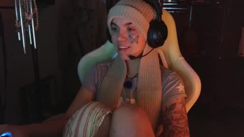 Snapshot of bluedweeb chatting on 02/14/25, 09:45 Blue online show from 02/14/25, 09:45