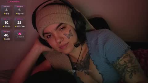 Snapshot of bluedweeb chatting on 10/14/25, 02:23 Blue online show from 10/14/25, 02:23