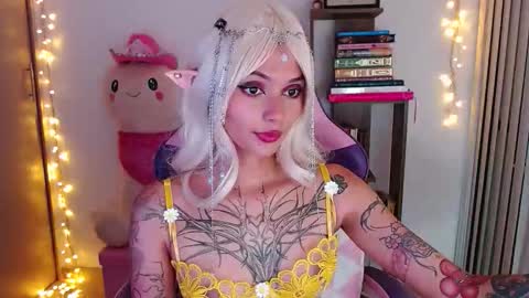 Snapshot of bluee_v chatting on 05/07/26, 02:06 Im Abril .. Nice to meet you thumb up me please its important INDEPENDENT MODEL online show from 05/07/26, 02:06
