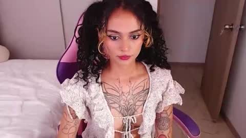 Snapshot of bluee_v chatting on 06/03/26, 10:37 Im Abril .. Nice to meet you thumb up me please its important INDEPENDENT MODEL online show from 06/03/26, 10:37