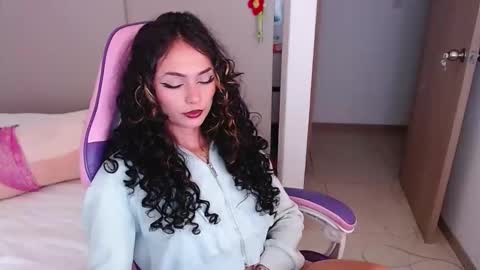 Snapshot of bluee_v chatting on 06/09/26, 01:39 Im Abril .. Nice to meet you thumb up me please its important INDEPENDENT MODEL online show from 06/09/26, 01:39