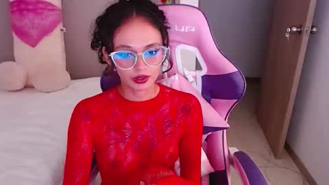 Snapshot of bluee_v chatting on 06/10/26, 01:39 Im Abril .. Nice to meet you thumb up me please its important INDEPENDENT MODEL online show from 06/10/26, 01:39