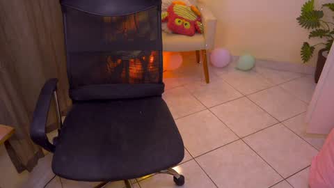 Snapshot of blueflora chatting on 05/01/26, 05:39 FLORAA online show from 05/01/26, 05:39