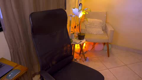 Snapshot of blueflora chatting on 05/07/26, 01:49 FLORAA online show from 05/07/26, 01:49