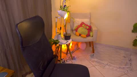 Snapshot of blueflora chatting on 05/21/26, 06:15 FLORAA online show from 05/21/26, 06:15