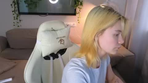 Snapshot of blvckmilk chatting on 07/14/26, 02:05 Alice and David online show from 07/14/26, 02:05