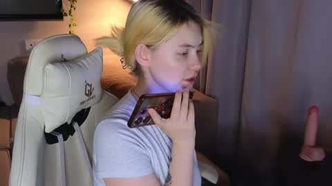 Snapshot of blvckmilk chatting on 08/04/26, 10:23 Alice and David online show from 08/04/26, 10:23