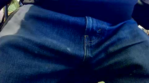 Snapshot of bobbie420_ chatting on 10/11/25, 01:27 bobbie420_ online show from 10/11/25, 01:27