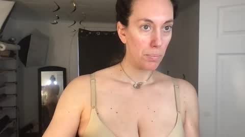 Snapshot of bonfirebonnie chatting on 01/23/25, 02:07 Bonnie online show from 01/23/25, 02:07