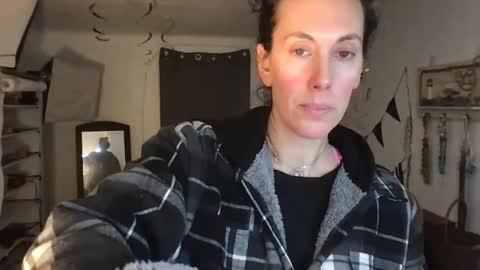 Snapshot of bonfirebonnie chatting on 02/20/25, 11:43 Bonnie online show from 02/20/25, 11:43