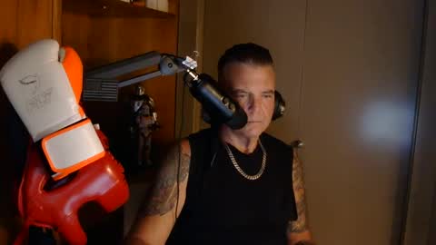 Snapshot of boss1420 chatting on 10/10/25, 01:15 BOSS online show from 10/10/25, 01:15