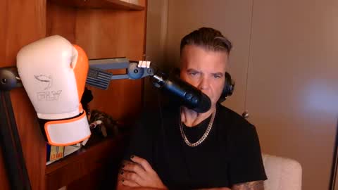 Snapshot of boss1420 chatting on 10/11/25, 06:12 BOSS online show from 10/11/25, 06:12