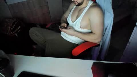 boy_boy22 online show from 12/16/25, 06:24