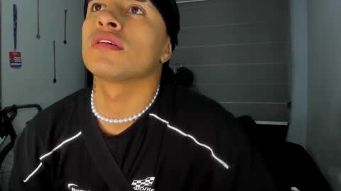 Snapshot of boylatin_777 chatting on 02/02/25, 01:02 miguel online show from 02/02/25, 01:02