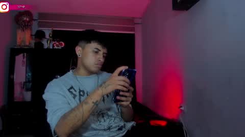 Snapshot of boylatin_777 chatting on 02/11/25, 11:01 miguel online show from 02/11/25, 11:01