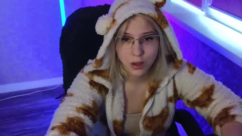 Snapshot of brandy__stars chatting on 02/20/25, 04:07 Belle online show from 02/20/25, 04:07