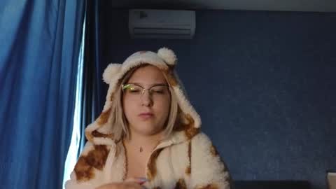 Snapshot of brandy__stars chatting on 10/06/25, 07:39 Belle online show from 10/06/25, 07:39