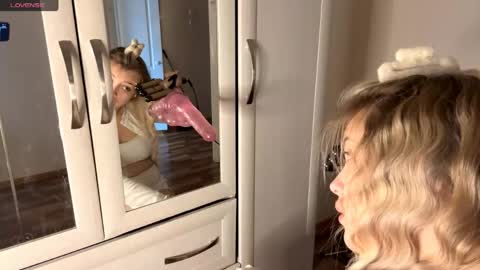 Mia   online show from 04/21/26, 07:47