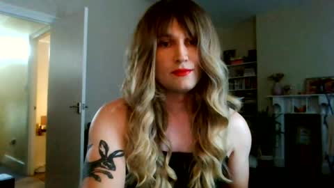 Snapshot of britishlucysissy chatting on 07/04/26, 05:52 britishlucysissy online show from 07/04/26, 05:52