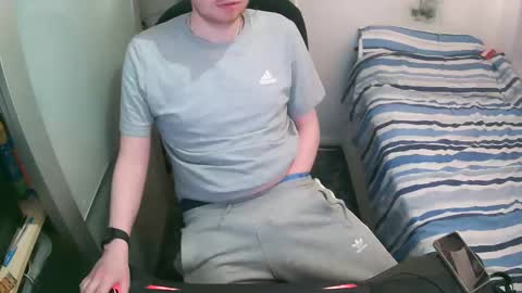 Snapshot of britishtom93 chatting on 11/14/25, 01:04 British Tom online show from 11/14/25, 01:04