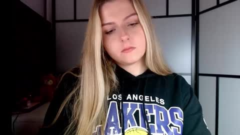 Snapshot of britneyglow chatting on 12/01/24, 04:29 BritneyGlow online show from 12/01/24, 04:29