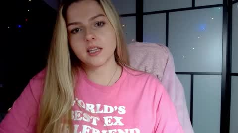 Snapshot of britneyglow chatting on 12/07/24, 07:43 BritneyGlow online show from 12/07/24, 07:43