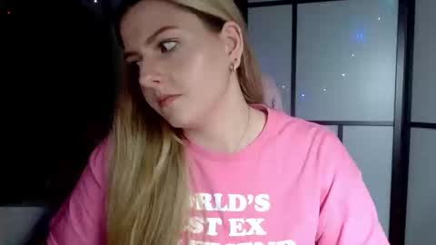 Snapshot of britneyglow chatting on 12/07/24, 11:12 BritneyGlow online show from 12/07/24, 11:12