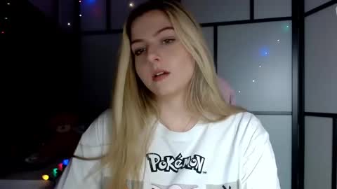 Snapshot of britneyglow chatting on 12/08/24, 03:24 BritneyGlow online show from 12/08/24, 03:24